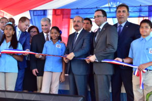 Presidente Danilo Medina corta la cinta y entrega uno de dos centros escolares en La Vega