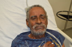 Santiago Sosa, de aproximadamente 60 años , espera por sus parientes en el Hospital Marcelino Vélez Santana