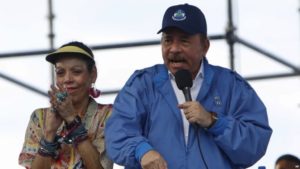 El presidente Daniel Ortega habla a sus partidarios mientras su esposa y vicepresidenta Rosario Murillo lo aplaude en Managua, Nicaragua, el miércoles 29 de agosto de 2018.