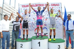 3ra. Etapa del Tour Ciclístico del Cibao 2018. Desde la izquierda, el síndico de La Vega Kelvin Cruz, Luis López y Yasser Acevedo premian a Emmanuel Núñez (2), Adderlyn Cruz (1) y Alberto Ramos (3).
