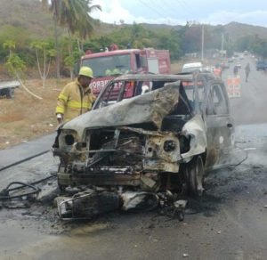 Motocicleta yyipeta quemadas tras colisionar de frente en Tramo hacia Barahona. Foto Carlos Batista Corniel