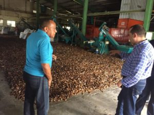 Manuel Crespo (derecha) visitó este fin de semana al dirigente peledeista Domingo Arias, emprendedor agroindustrial, en Villa Altagracia,
