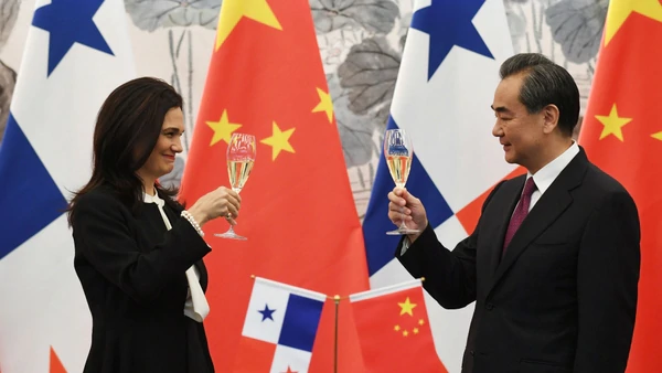 La vice presidente de Panamá y ministra de Exteriores Isabel de Saint Malo y el canciller chino Wang Yi brindan tras el acuerdo (Reuters)