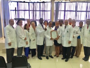 Frank Soto es reconocido por gerentes del hospital Marcelino Vélez Santana