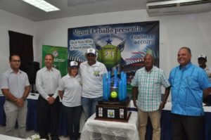 Miguel Ceballo (Patica), cuarto desde la izquierda junto a su esposa Minerva de Ceballo, presenta el trofeo Clásico de Clásico 2018. Figuran además (i-d), Domingo Ruiz, Garibaldy Bautista, Leonardo Díaz y Franklin Sorí.