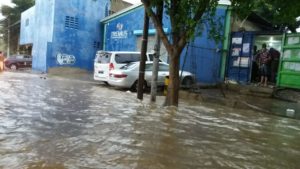 Calles y viviendas inundadas en Santiago por lluvias